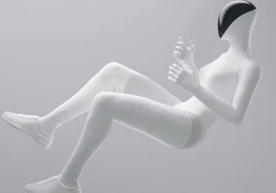 小鹏 IRON 机器人头部单元,配备 3D 曲面显示屏