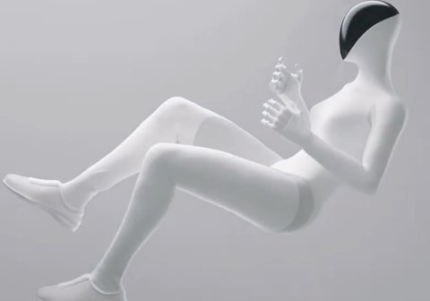 小鹏 IRON 机器人头部单元，配备 3D 曲面显示屏