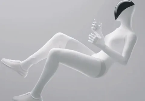 小鹏 IRON 机器人头部单元，配备 3D 曲面显示屏