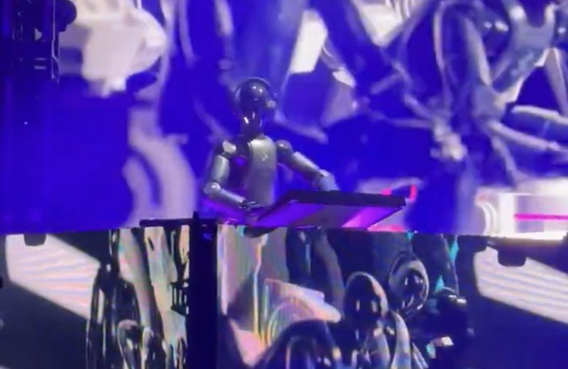 Figure 机器人与 Deadmau5 同台献技