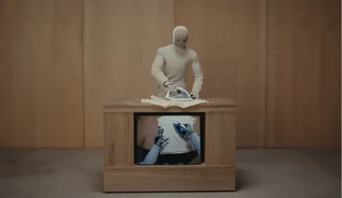 1X 的 NEO 机器人通过观看视频学习，无需枯燥训练