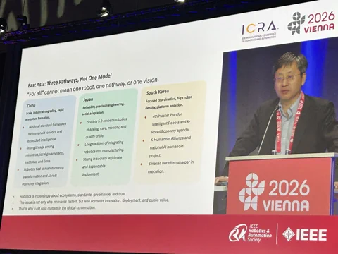 王贺升教授在 ICRA 2026 上展示幻灯片,详细分析中国、日本和韩国不同的机器人发展战略。