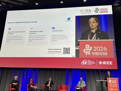 euRobotics 主席 Francesco Ferro 在 ICRA 2026 上介绍《维也纳宣言》的三大核心原则。