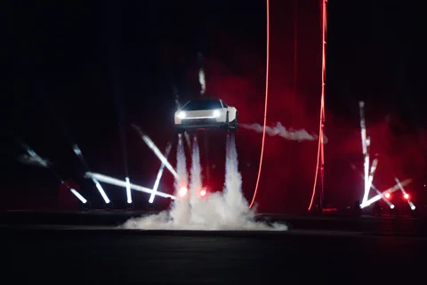 新款 Tesla Roadster 在发布会上利用 SpaceX 冷气推进器悬停。