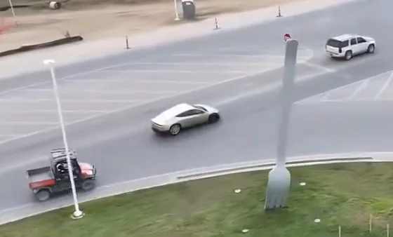 特斯拉 Cybercab 亮相德州超级工厂附近公共道路