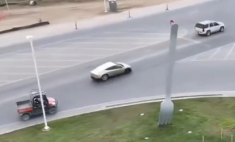 一辆特斯拉Cybercab原型车在德克萨斯州的公共道路上被发现。