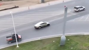特斯拉 Cybercab 亮相德州超级工厂附近公共道路