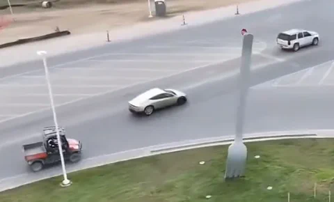 一辆特斯拉Cybercab原型车在德克萨斯州的公共道路上被发现。