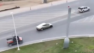 特斯拉 Cybercab 亮相德州超级工厂附近公共道路