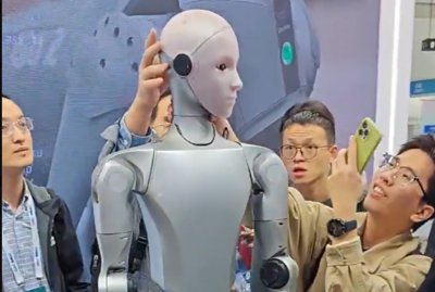 在IROS 2025大会上近距离观察到的宇树H2人形机器人。