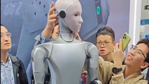 Unitree H2人形机器人亮相IROS 2025,未见激光雷达