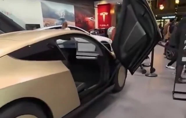 特斯拉 Cybercab 现身苹果,准备上路