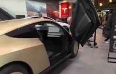 特斯拉 Cybercab 现身苹果，准备上路