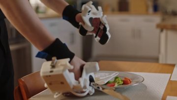 机器人训练的巨大分歧：人类教师 vs. YouTube 学习