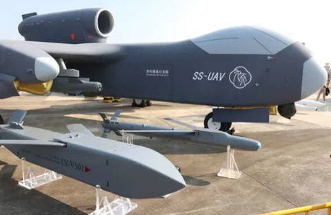 中国“九天”无人机母舰在首飞前停放在停机坪上。