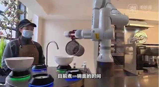 10元面条背后的温情:杭州机器人食堂如何用科技赋能养老