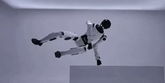 天工 3.0 惊艳亮相：单手翻越 1 米高墙，中国人形机器人再进化