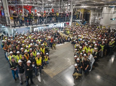 特斯拉首辆 Cybercab 正式下线：马斯克的无人驾驶梦照进现实