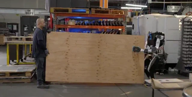 仅用18个月！SpaceX前团队打造重载人型机器人，负重27kg已进驻工厂