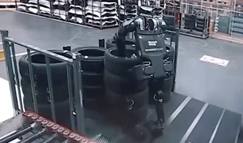 雷诺工厂大换血：350台“无头”人形机器人正式上岗