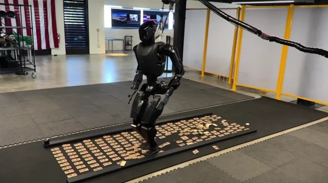 Foundation Robotics 在乌克兰测试人形机器人，双足技术走向“国防化”