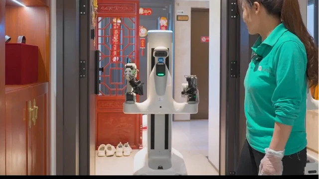 人机协作保洁团空降深圳：AI机器人进家门，家务活儿有帮手了！