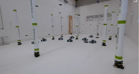 剑桥AI新突破:无人机群也能玩转“暴力”特技飞行