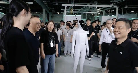 小鹏首款通用人形机器人正式下线