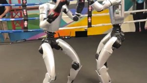 机器人大乱斗：VR控制的机器人为战斗做准备