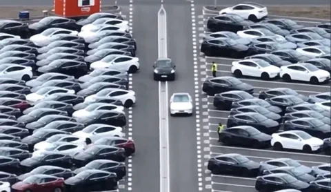 特斯拉的无监督FSD在柏林超级工厂交付汽车