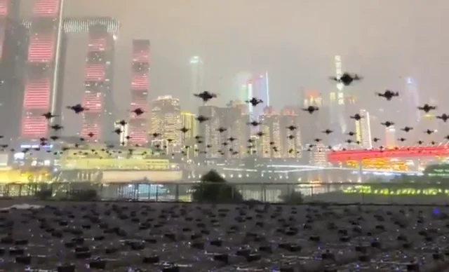 中国以壮观的表演引领无人机集群技术