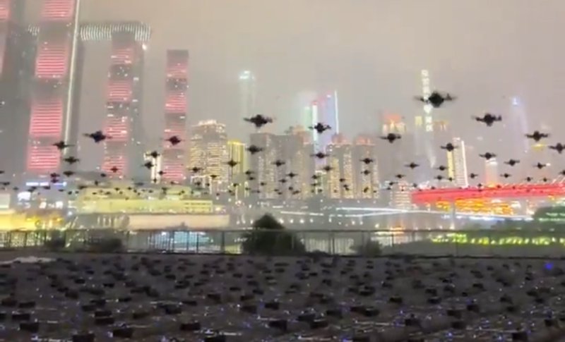 中国以壮观的表演引领无人机集群技术