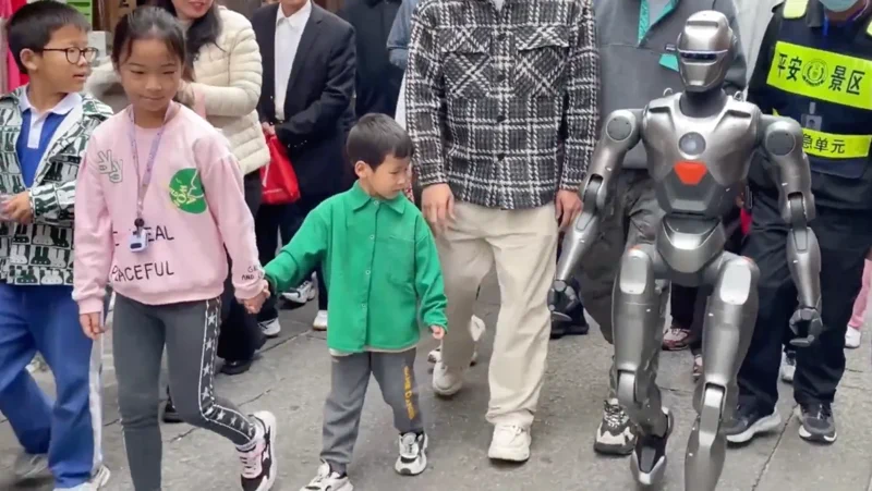 EngineAI推出PM01人形机器人，售价仅13,700美元