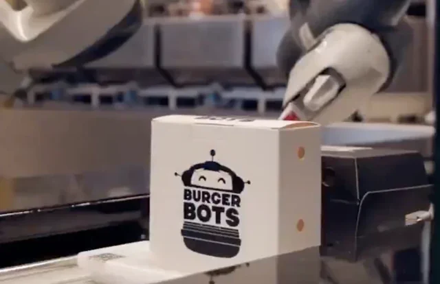 Kaliforniai étterem robotokkal szolgál fel hamburgereket 27 másodperc alatt