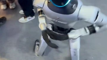 Unitree H1 攻击 Dennis Hong，拒不道歉