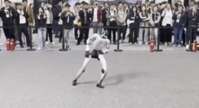 一个人形机器人在IROS 2025比赛中表演舞蹈动作