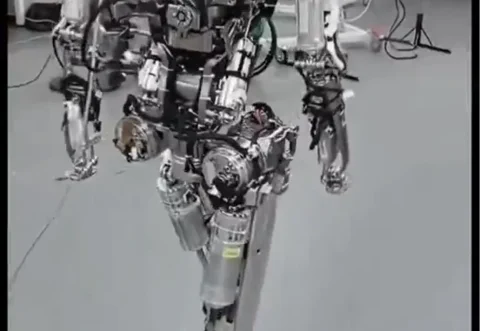 小鹏机器人告别皮肤，迈出钢铁步伐