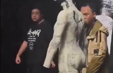 小鹏无手机器人演绎超现实T台秀