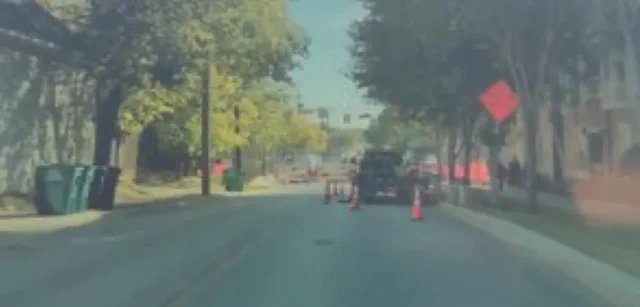 Tesla FSD 14 避让来车公交车