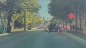 Tesla FSD 14 避让来车公交车