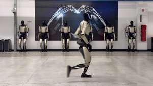 特斯拉 Optimus 机器人实验室慢跑