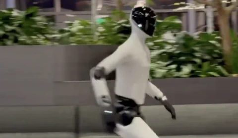 Figure 机器人奔跑，超越特斯拉慢跑