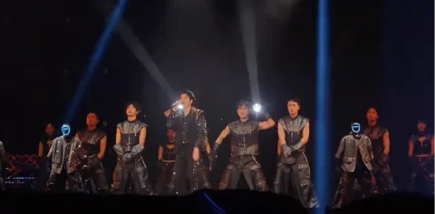 Unitree G1 机器人成王力宏的伴舞