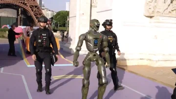 深圳警方部署T-800人形机器人搭档