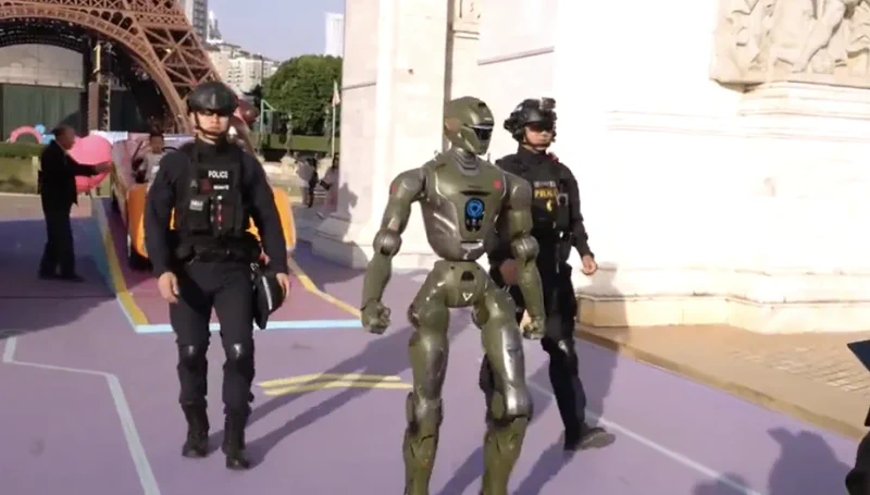 深圳警方部署T-800人形机器人搭档