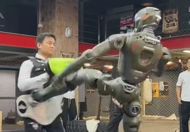 EngineAI CEO 亲身试踢 T800 机器人，证明其真实性