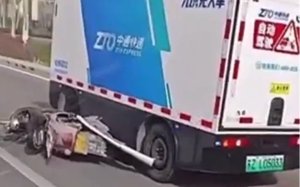 中国无人驾驶送货车无视障碍