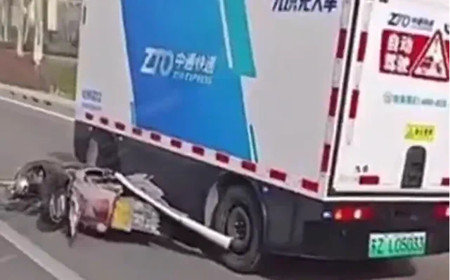 中国无人驾驶送货车无视障碍