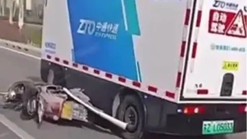 中国无人驾驶送货车无视障碍