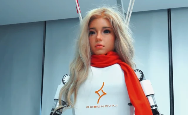 Robonova.i V2 仿生机器人迈出“蹒跚”第一步